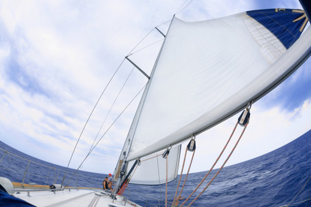 在帆船上巡游的一对美丽的夫妇图片下载