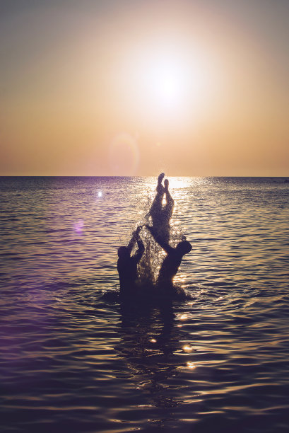 一群朋友在海上玩图片下载