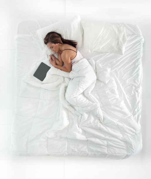 上图是女人睡在床上图片下载