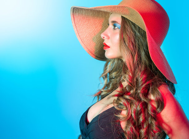 戴着帽子的迷人女孩图片下载