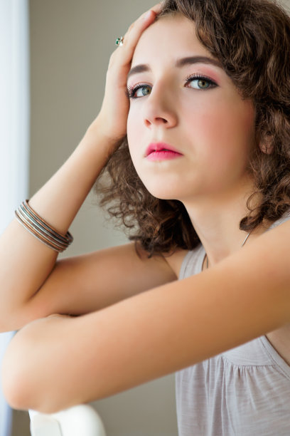 一个深思熟虑的美丽女孩的肖像图片下载