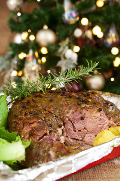 用真空烹饪的羊肩肉配上蜂蜜和芥末图片下载