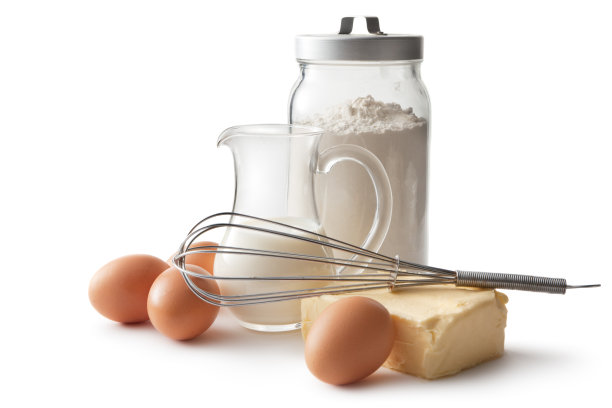 烘焙材料:黄油，鸡蛋，牛奶和面粉图片下载