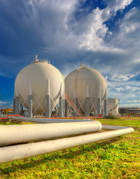 石油化工炼油厂、管道和储罐图片下载