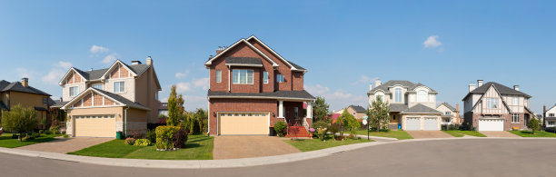 阳光明媚的夏日午后，崭新的郊区住宅图片下载