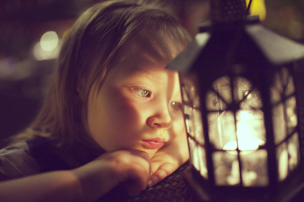 小女孩看着灯笼图片下载