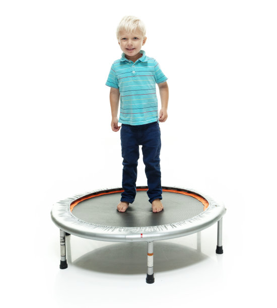 小男孩站在蹦床上图片下载