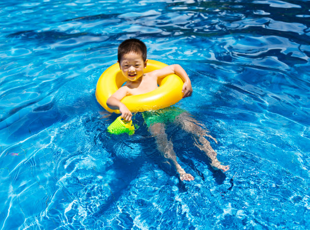 男孩在游泳池游泳图片下载