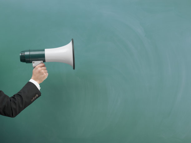 绿色空白黑板上的现代扩音器素材图片