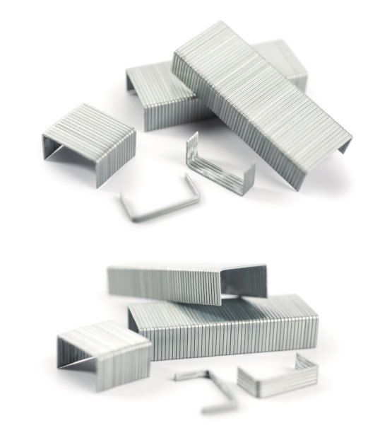 白色背景上孤立的一组订书钉图片下载