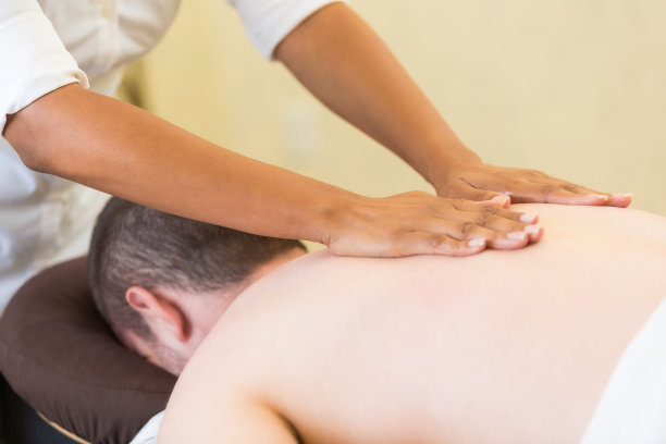 水疗按摩按摩男性顾客背部按摩图片下载