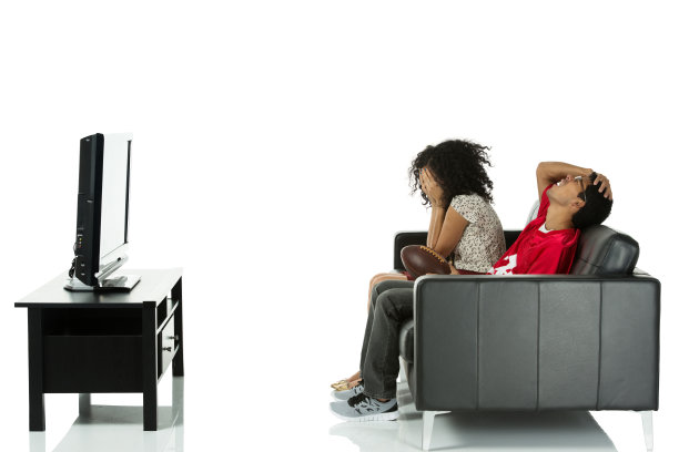 一对伤心的夫妇看足球电视，因为球队输了图片下载