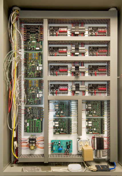 安装电磁锁门的控制面板图片下载