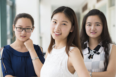 年轻的朋友图片下载