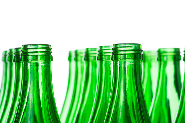 成排的绿色玻璃瓶图片下载