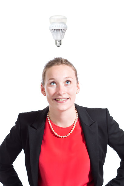 女商人对新的LED灯泡想法很满意图片下载