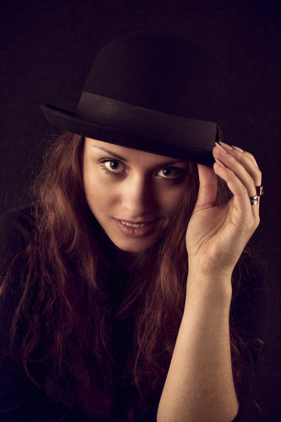 黑色的女孩图片下载