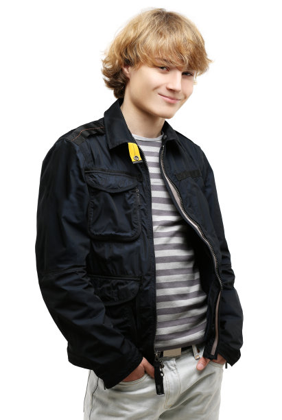 一个微笑的金发少年的照片。白色的背景图片下载