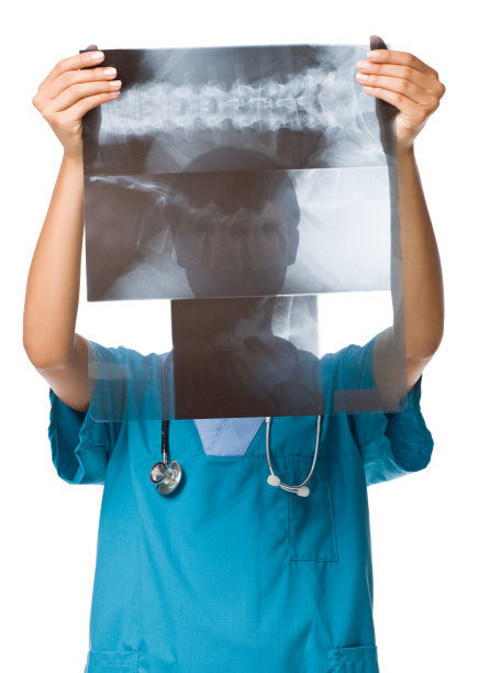 医生检查脊柱X光片图片下载