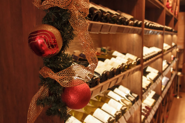 葡萄酒储存在一个木制酒窖与圣诞装饰图片下载