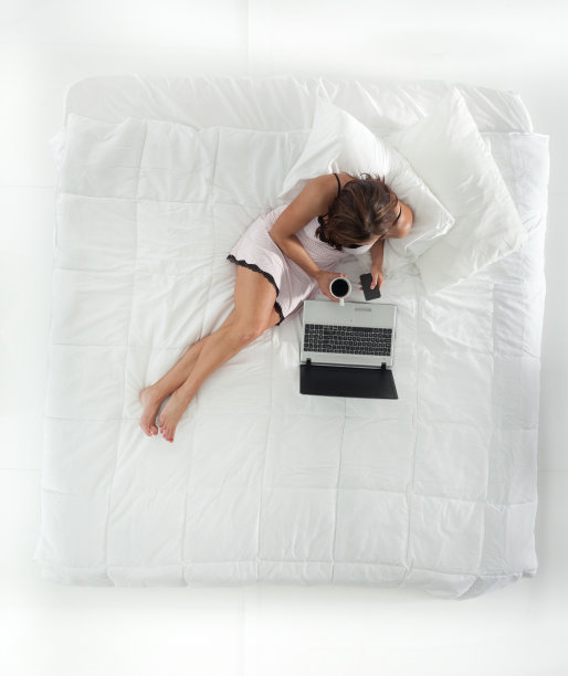 以上是女性使用手机的照片图片下载