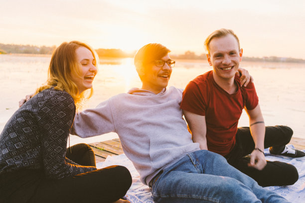 朋友们在码头上聊天图片下载