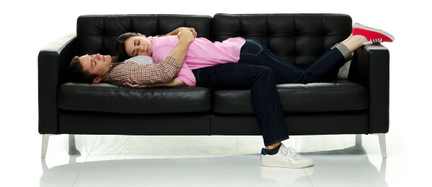 睡沙发的夫妇图片下载