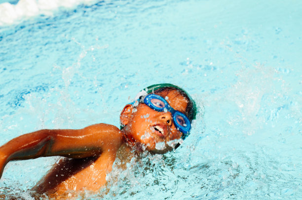 拉丁收养的男孩在当地的游泳池里玩得很开心图片下载
