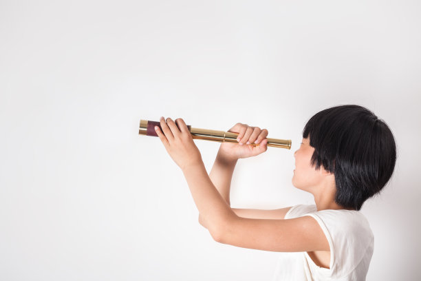 女孩用望远镜在工作室拍摄图片下载