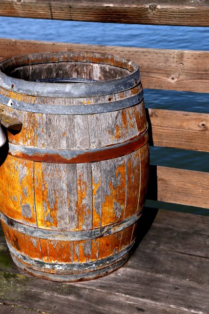 饱经风霜的木制的桶图片下载