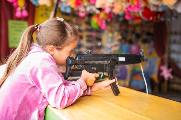 孩子拿着玩具枪图片下载