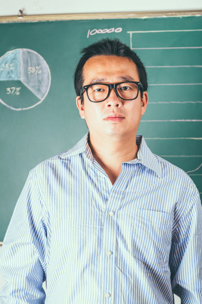 商人站在黑板前图片下载