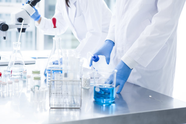 两个在窗边工作的科学家。图片下载