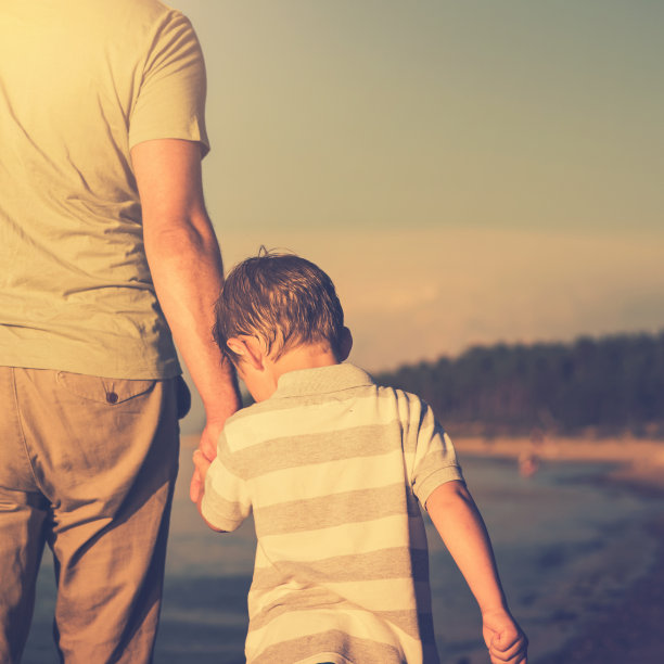 父亲和儿子在海滩上图片下载