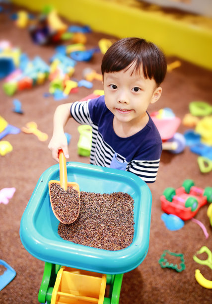 孩子们在沙坑里玩耍图片下载