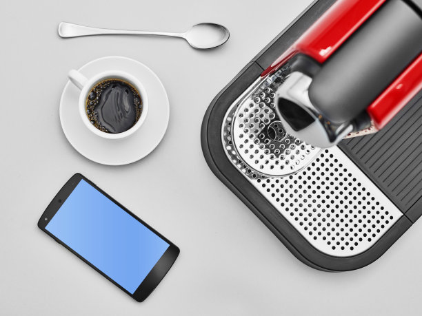 放平咖啡和电话。图片下载