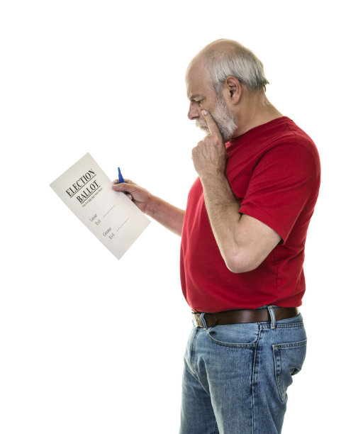 美国政治选举投票未决定的成年男子选民图片下载