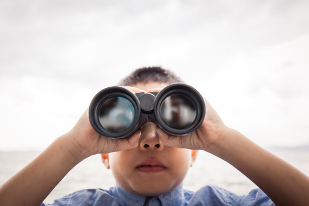 小男孩用望远镜看图片下载