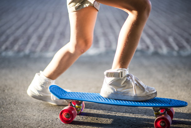 玩滑板的小女孩图片下载