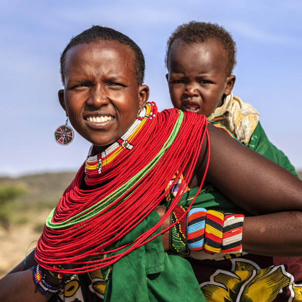 年轻的非洲妇女抱着她的孩子，肯尼亚，东非图片下载