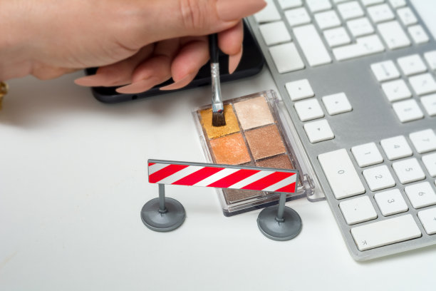 在工作时补一下妆图片下载