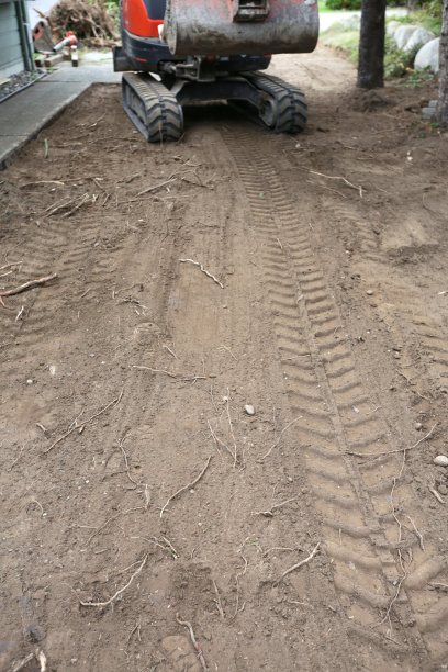 加拿大住宅车道上的迷你挖掘机图片下载