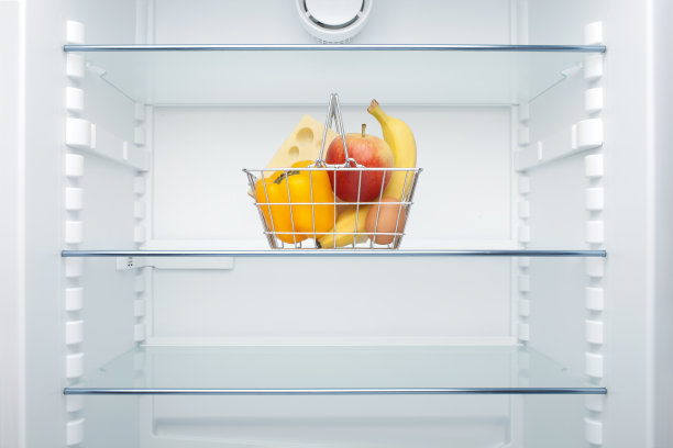 空冰箱里的超市篮子图片下载