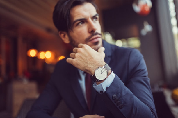 咖啡馆里有思想的商人图片下载