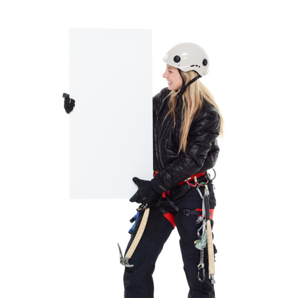 微笑的登山者举着标语牌图片下载