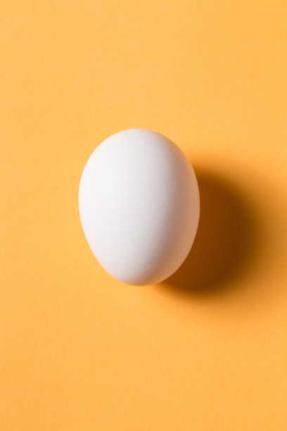 鸡蛋在黄色的背景上。图片下载