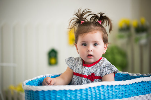 带着五颜六色玩具的鹦鹉螺里微笑的孩子图片下载