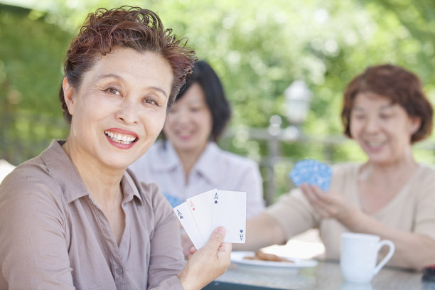 女人在一起打牌图片下载