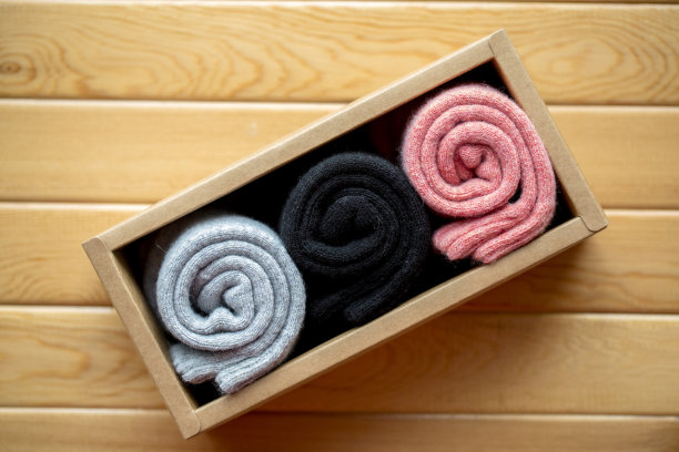 纸盒里的彩色毛织袜子图片下载