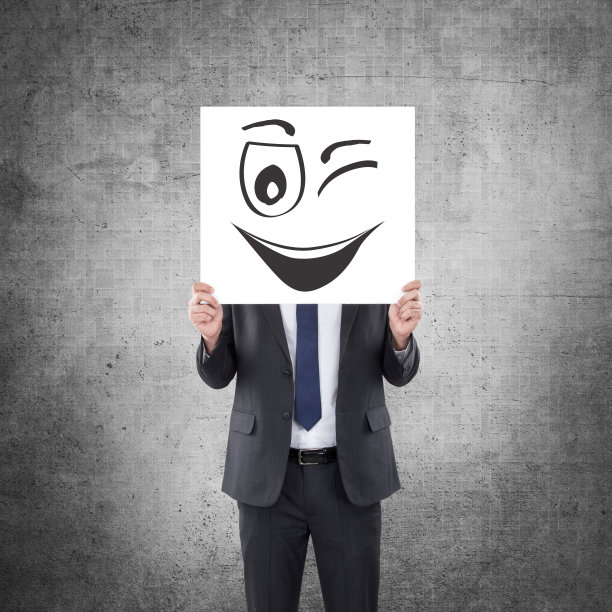 商人举着标语牌，微笑着眨眼。图片下载